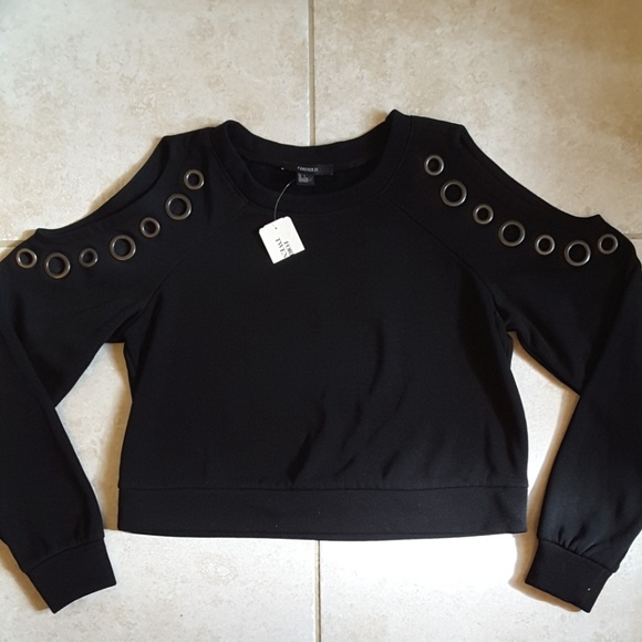 Forever 21 Tops - Forever 21 black cropped sweatshirt size Small